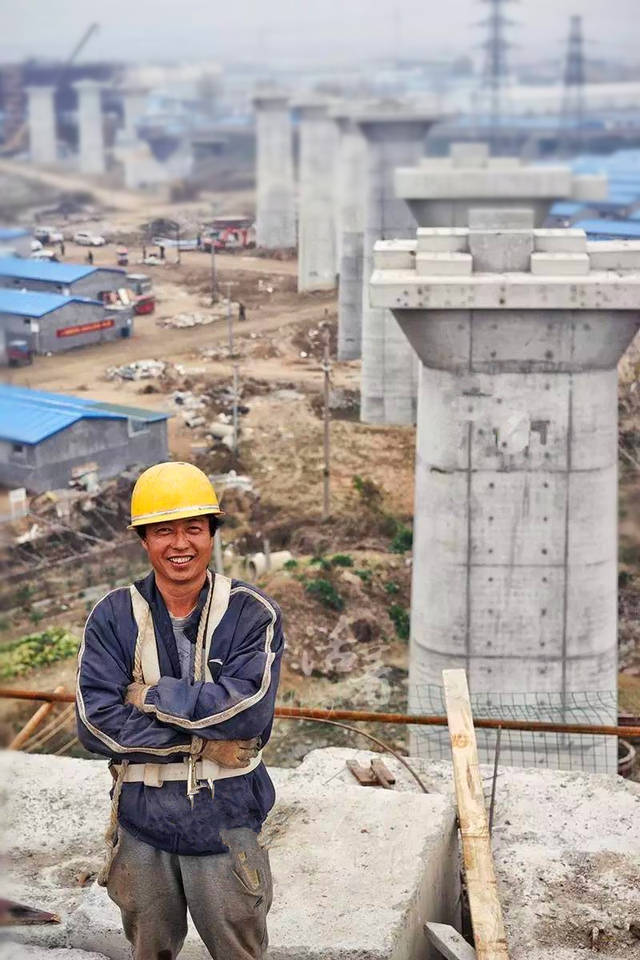 镜头下:高铁工地上的男人们,每到夜里最难熬