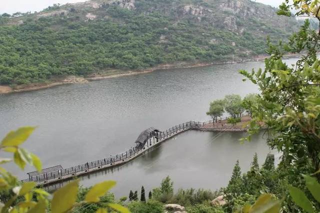 沂蒙雲瀑洞天旅遊區位於費縣南張莊,景區由指動石,天蒙湖,醉石林,雲龍