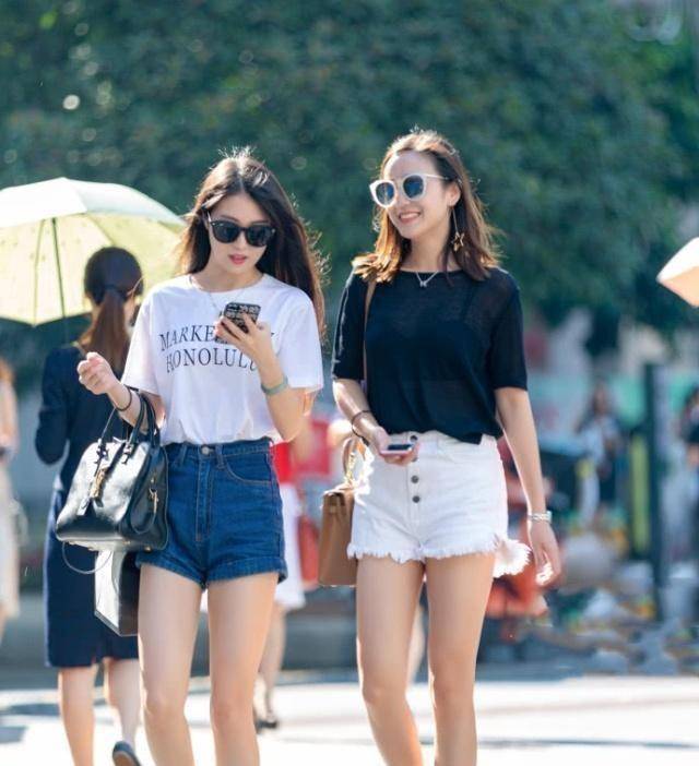 姜黄色吊带连衣裙非常的吸引人,穿在小姐姐身上非常有气质