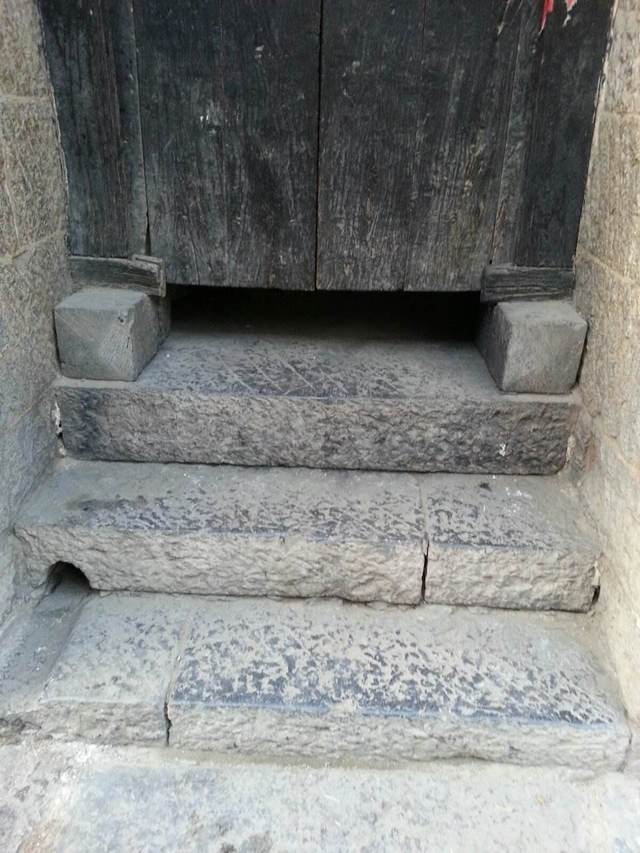大门口三步台阶图片