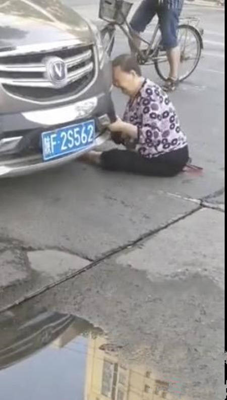 陕西汉中老太太坐地以头撞车自残式碰瓷为何碰瓷者如此猖狂