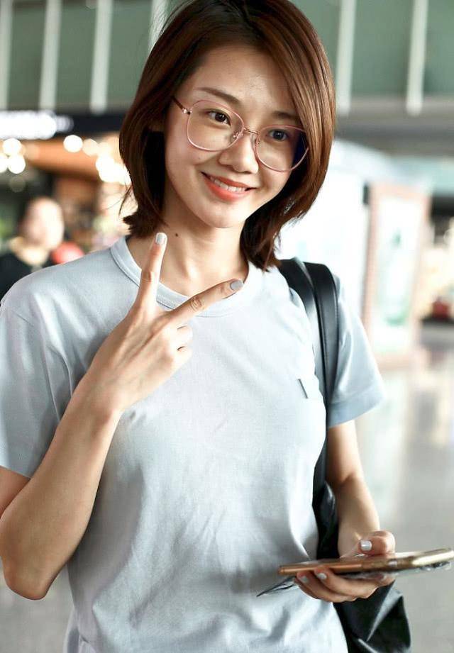 郑凯绯闻女友苗苗素颜现身,和程晓玥比起来,她真是真实可爱