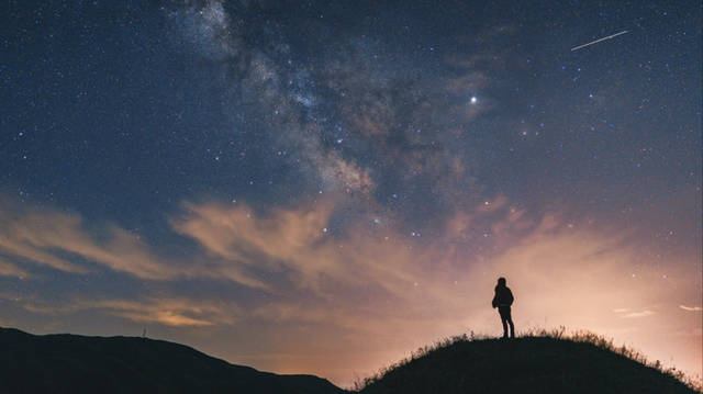 抬头仰望夜空的图片图片