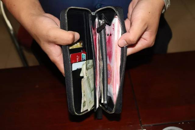 粗心游客丢钱包,失而复得暖人心_手机搜狐网