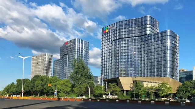 海康威视办公大楼位于杭州 国家互联网产业示范基地,紧邻钱塘江,视野