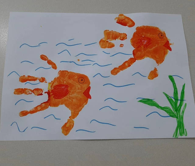 幼儿园亲子作业:小手掌变身创意满满的画展,网友:真是大开眼界