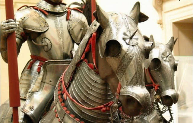 重甲骑兵拥有着堡垒一般的防护,从头到脚,甚至连胯下的战马上也包裹着