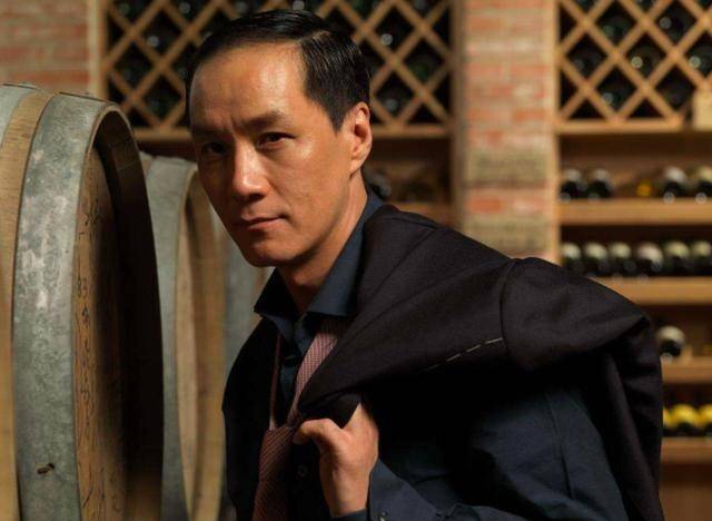 56岁冯远征和妻子近照曝光,妻子大他8岁,却比他更加年轻