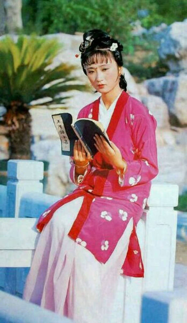 便也欲使她读书识得几个字"但是有一点需要说明,林黛玉读私塾之前,林