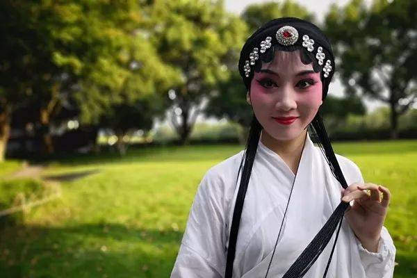 出演此片的女主角是专业婺剧演员楼依婷.台上一分钟,台下十年功.