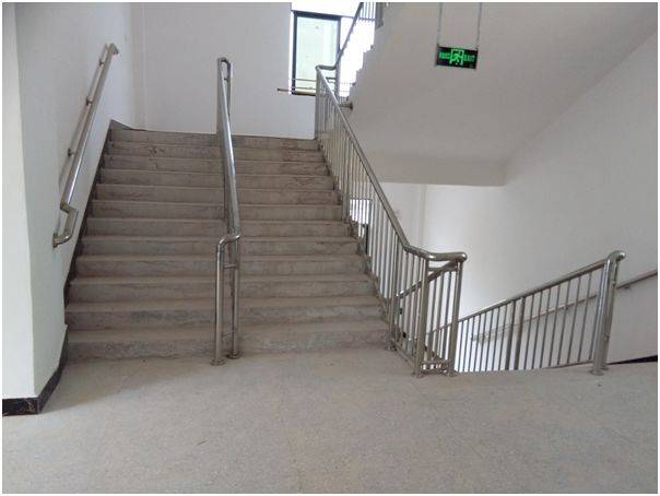 看!多宽敞的楼梯,左右分流,避免上下拥挤混乱.