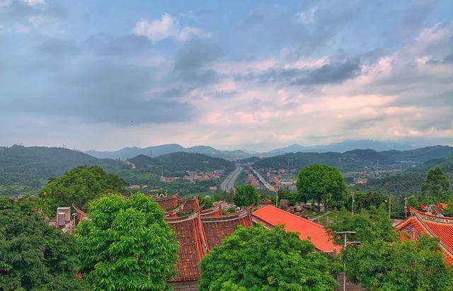 在九峰山上可以眺望界山镇的美丽风光