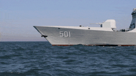 某日下午1点,正在海上训练的北部战区海军某护卫舰支队信阳舰接到敌情