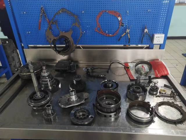 清洗后的变速箱零件