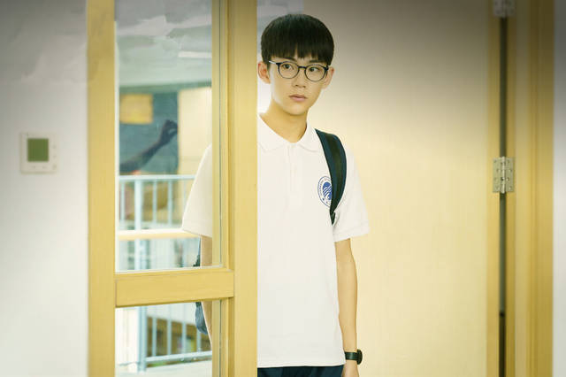 18岁刘家祎私服清爽帅气,不戴眼镜好高冷,跟林磊儿