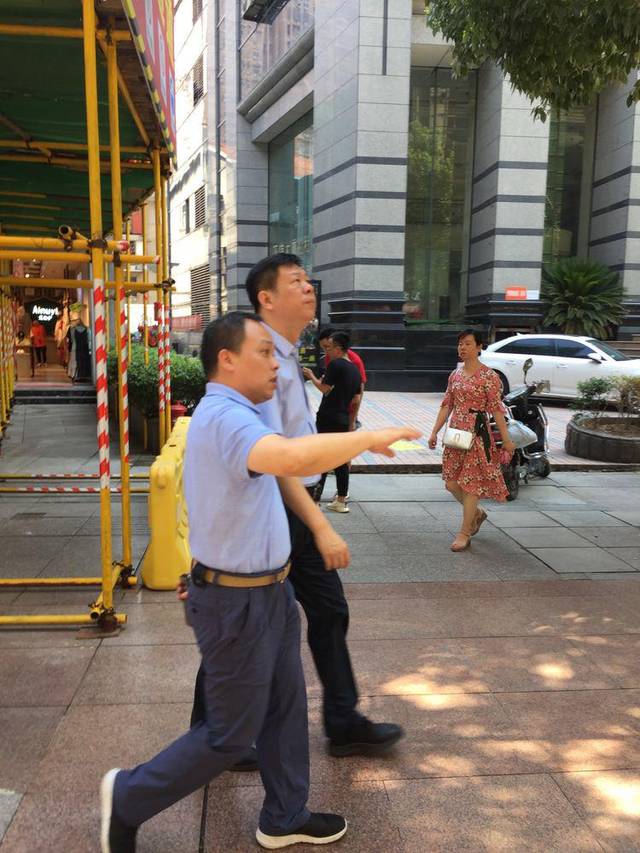 黄万能局长介绍工程施工情况随后,区建设局黄万能局长陪同李湛区长,许