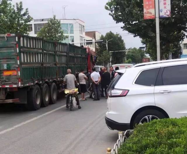 西海岸滨海大道一红色马自达被撞稀烂!