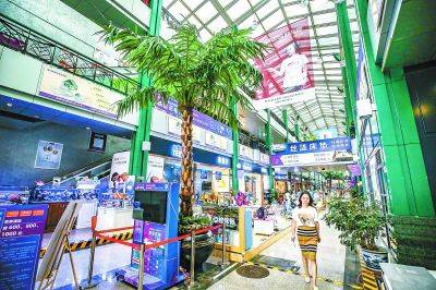 昨天,提升优化后的蓝景丽家大钟寺家居广场环境优雅舒适,市民在商场内