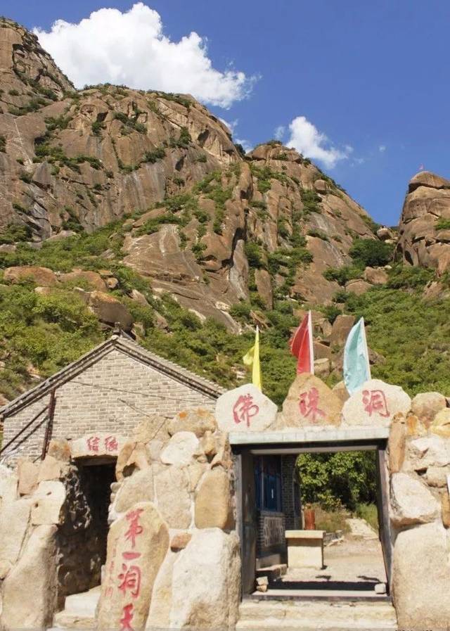 这里的美景,正处京北草原旅游黄金线上,奇峰峻峭,怪石迷人,被人誉为"