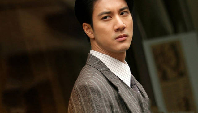 大牌明星,当时的他和张国荣,梅艳芳以及陈冠希等人搭档了一部名叫《烟