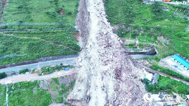 四川甘洛強降雨引發山體滑坡 武警官兵緊急救援