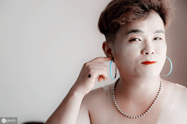 38岁农民爱上男扮女装,穿上旗袍比女人还娇媚,称都是为了生活