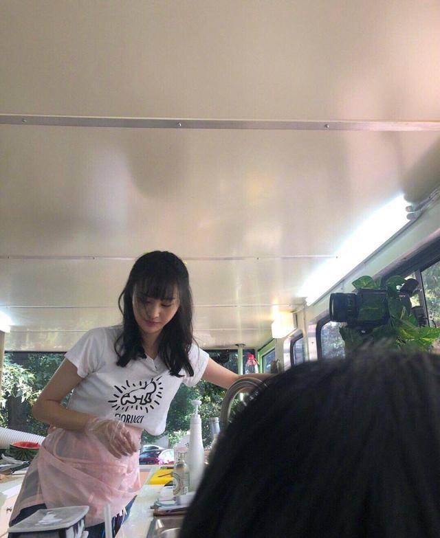 郑爽颜值回来了,露脐装,齐刘海,张恒:带她领遍每