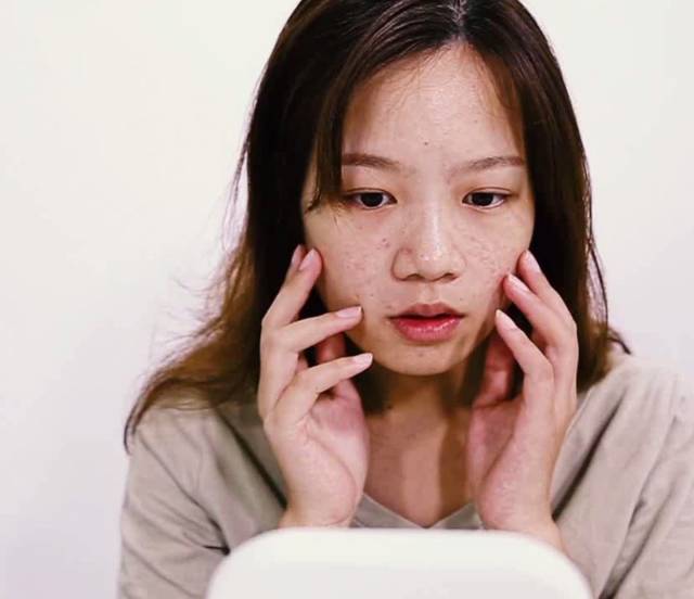 爱美女人用它洗脸,淡化斑点和皱纹,减龄20岁