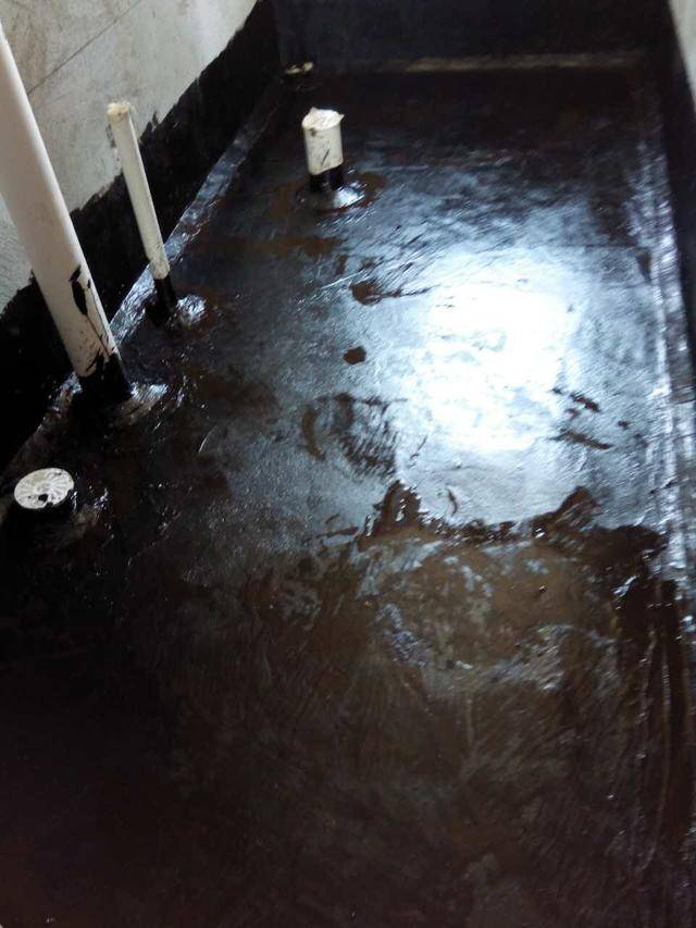 开发商刷的沥青防水,我不铲掉,直接在上面再做一层防水,多省事_手机