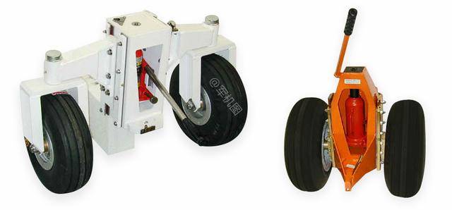 起落架没轮子的武装直升机在地面是怎样移动的?