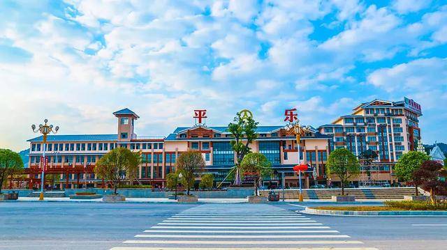 清澈,透彻 白云悠悠洒洒地肆意飘着 人的心也慢慢静了下来 「平乐县