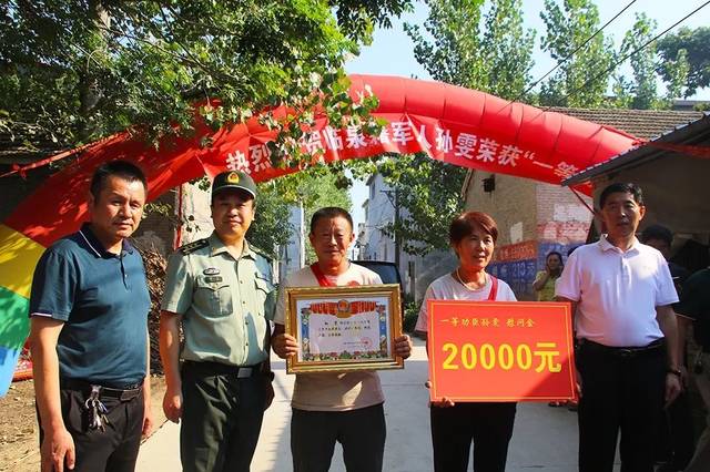 临泉县黄岭镇孙庄村锣鼓喧天 十里八村的乡亲们自发来到现役军人孙雯