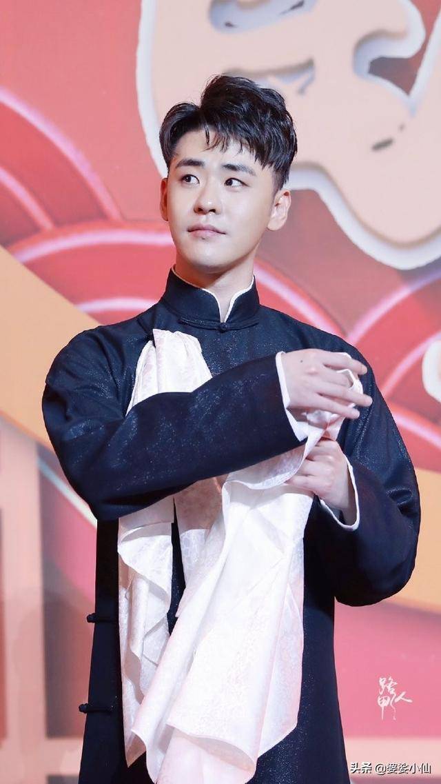 张云雷久违的黑金大褂重出江湖