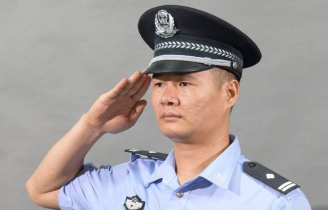 他是江海"最美退役军人",也是人民警察!面对手雷他没有退缩