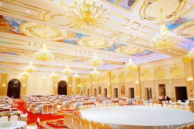 水晶灯几乎散布在这座餐厅的每一个角落, 但每一盏水晶灯都璀璨耀眼