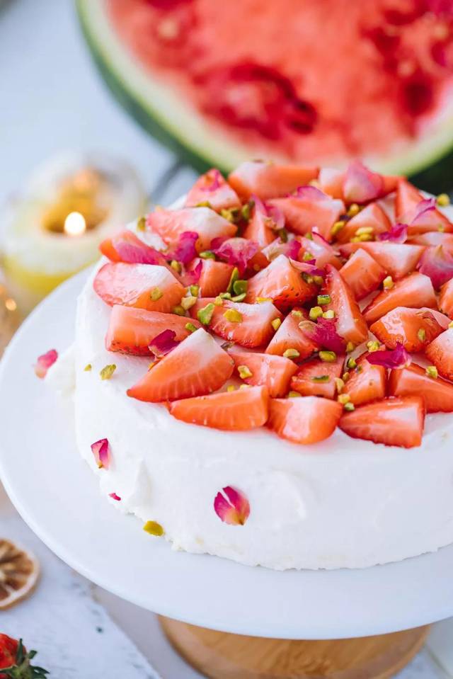 25,最后装饰草莓,开心果碎和干玫瑰花瓣,颜值爆表的西瓜千层蛋糕就做