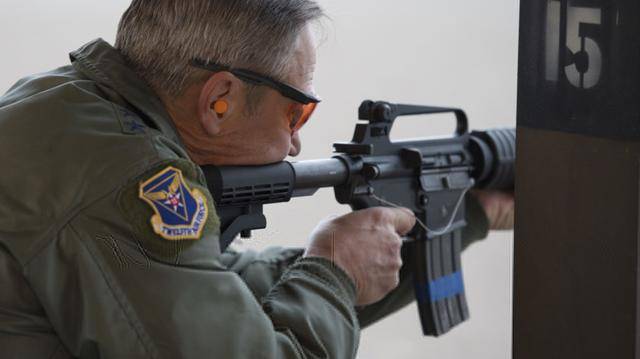 研究将俄罗斯空天军飞行员标配的自卫武器,升级为pp-2000紧凑型冲锋枪