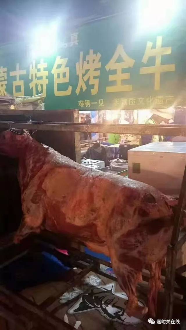 蒙古特色烤全牛 在品尝八方美味,大快朵颐之时 还有串串紫花随风摇曳