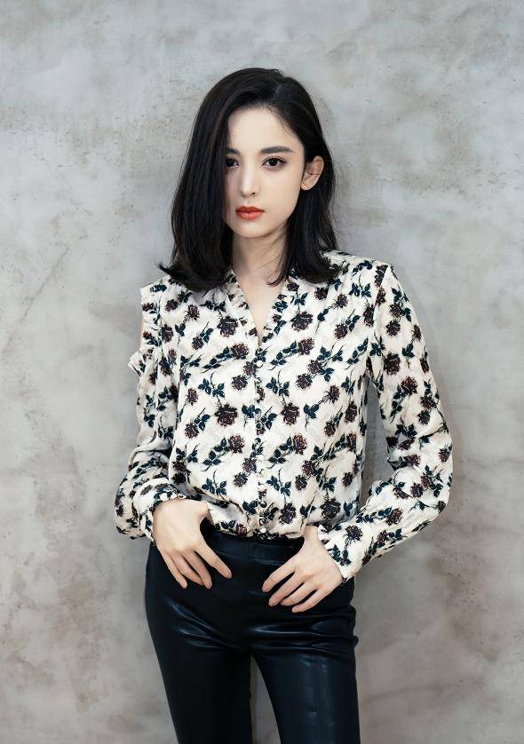 娜扎单身后越来越性感,男友视角下穿紧身皮裤,身材成小花中极品