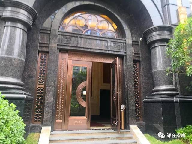 万达公馆作为花园路商圈的中高档小区,其门禁系统存在一些漏洞,小区