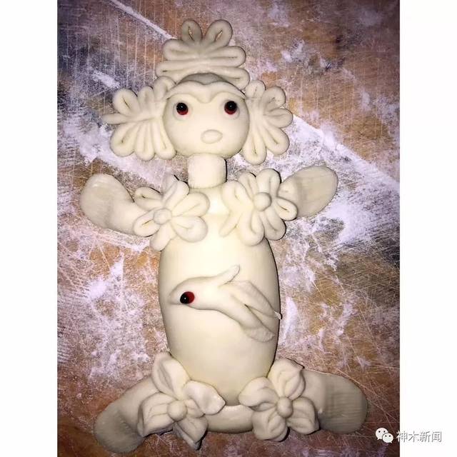 蒸面花是一道关键程序,把摆放好面花的笼屉放在已烧开水的大锅上,大约