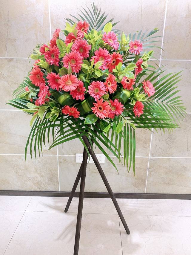 但上方花篮插花的部分却可以使用丰富的花材来展现你的创意