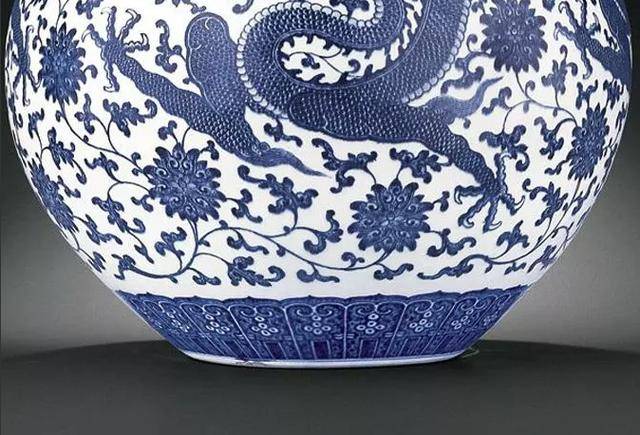 精品欣赏｜清乾隆青花穿莲龙纹天球瓶_瓷器