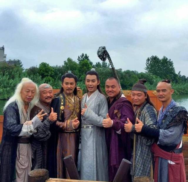 17版《射雕英雄传》幕后花絮:剧组人员拍照不是出剪刀手就是比心