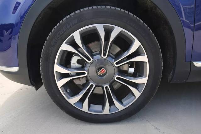 配置丰富亮点十足,行驶表现让人刮目相看,火热的红旗hs5