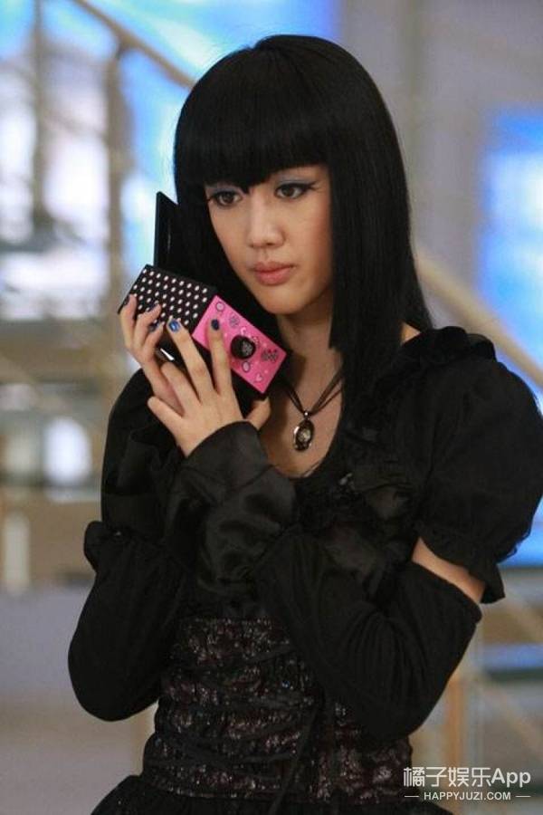 原创还记得《丑女无敌》里的助理小艾吗?她现在长这样了!