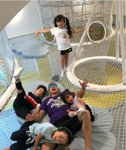 萌娃在蹦床上玩得超开心,还有一桌子丰盛的菜,看上去也是吃得超满足了