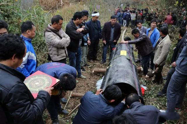 农村被称为"八大金刚"的抬棺人,里面的忌讳可不少!要谨记!