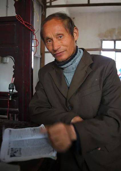 罗元平如今已五十多岁了,却一直单身,多年来还和哥哥住在一块,自己