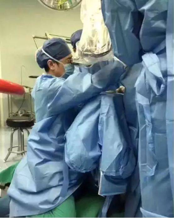 间隙,他直接瘫倒在过道上休息, 一旁的同事唐龙欢为他定格了这一瞬间